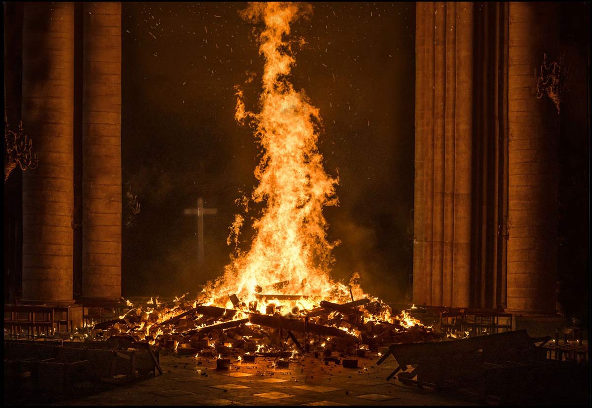 Notre-Dame brûle